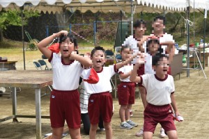 風船　見送る子どもたち